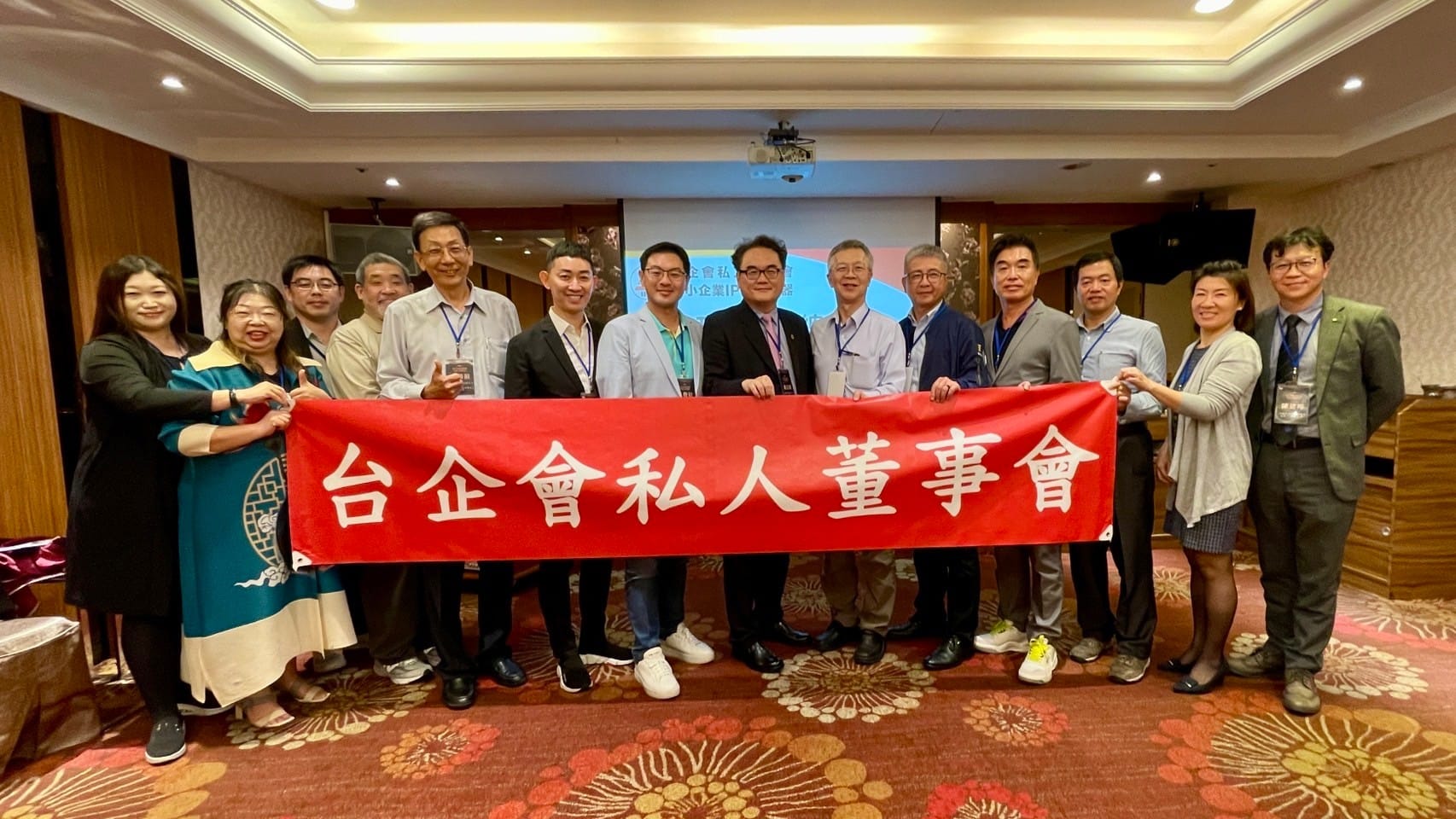 六位頂尖領袖總裁班導師團與主辦、協辦單位合影留念。台企會/提供